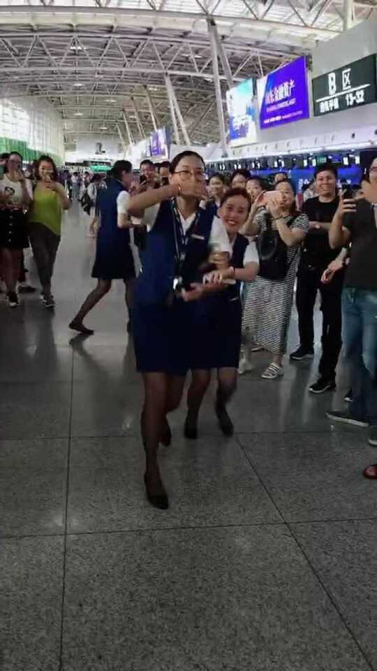 机场求婚空姐完整视频震撼！机场求婚空姐的浪漫瞬间，完整视频记录感人一刻