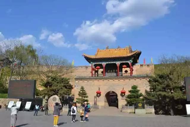 唐国强张光北游览山西皇城相府唐国强和张光北游览山西皇城相府是一次备受关注的文化旅游活动。