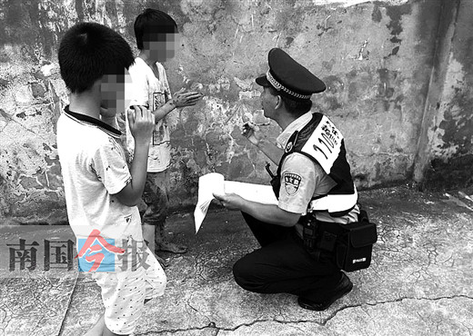 民警从淤泥里拔出一个大爷英勇民警救出深陷淤泥的大爷