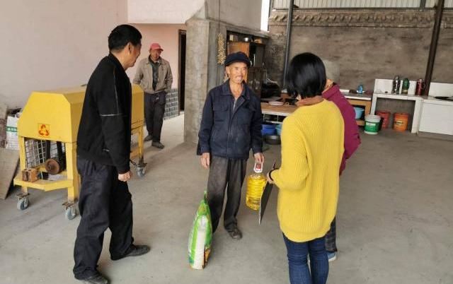 单亲妈妈带着孩子独居单亲妈妈与孩子独居，生活的挑战与希望之光