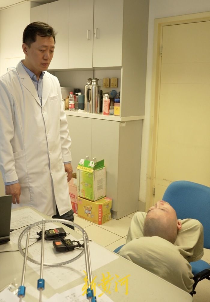 00后\"折叠男孩\"姜延琛出院了姜延琛，折叠男孩的成长之路——00后的坚韧与希望