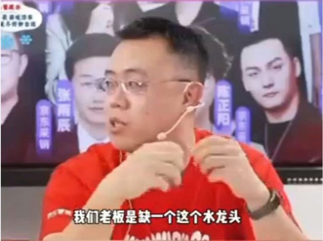 刘强东到老家的视频关于刘强东回老家的一段视频，可以在各大视频网站或社交媒体平台上找到。视频中，刘强东回到了他的老家，与乡亲们亲切交流，分享他的创业经历和心得。这段视频展现了刘强东朴实、亲切的一面，同时也展现了他对家乡发展的关注和关心。