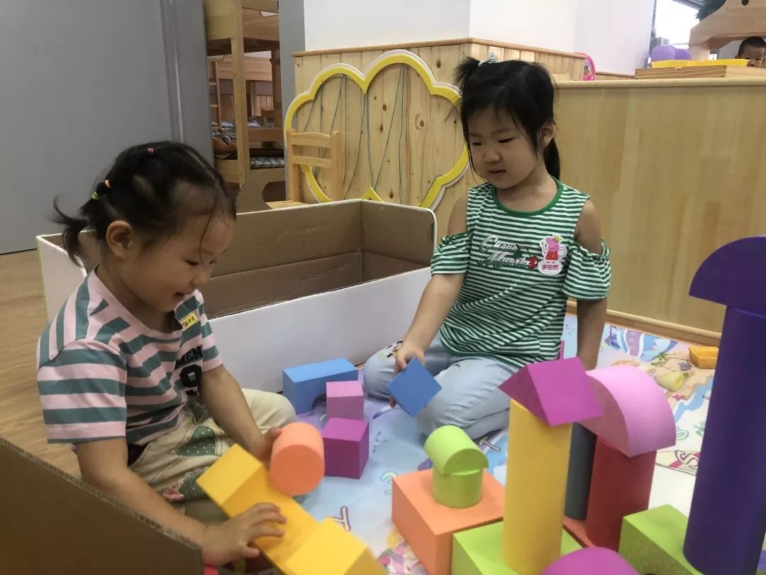 幼儿园开学首日 萌娃与爷爷难舍难分