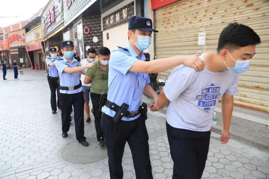 网络造谣警察怎么抓人网络造谣行为，警察如何识别并打击